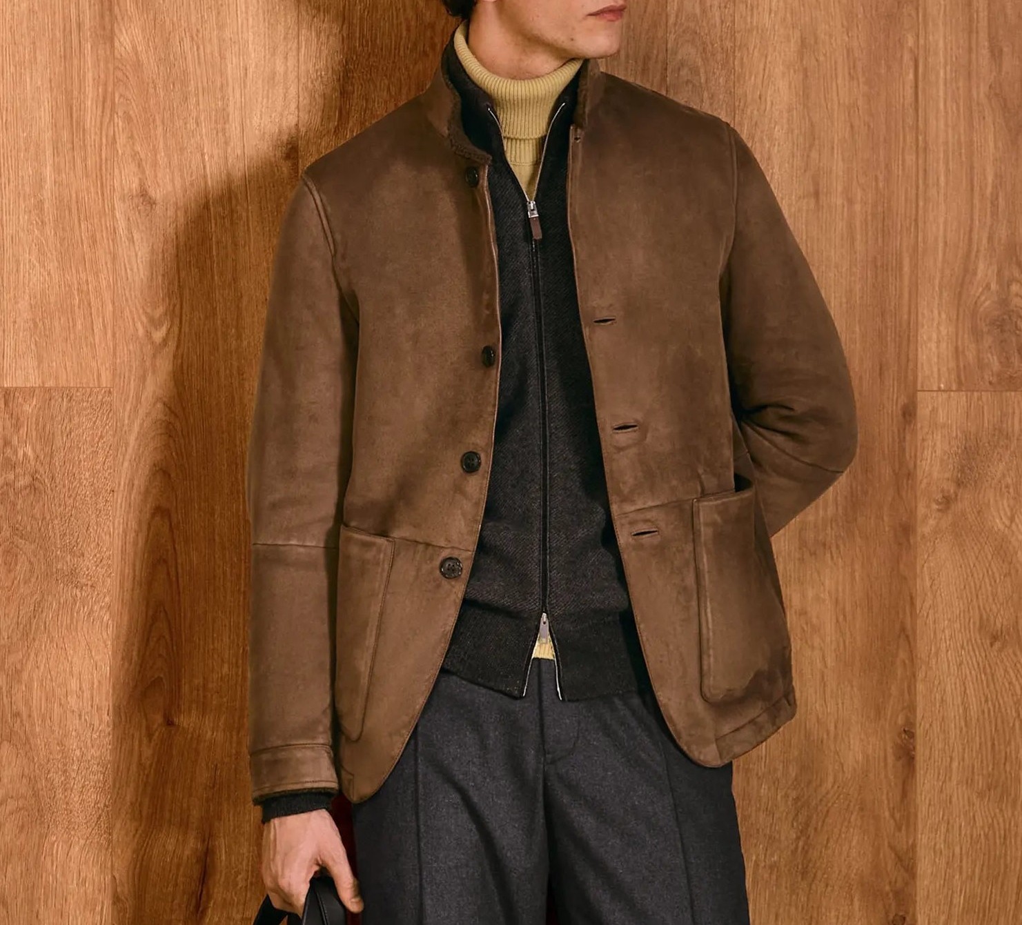 Braun-mattes Herren-Raulederjackett von Rovanzi, kombiniert mit dunkler Strickjacke und Rollkragenpullover – Herren Kollektion.